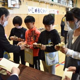 お札の数え方学ぶ　鳥取小で職業体験【釧路市】(2025-11-28)