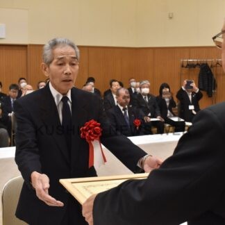 卓越技能者５人表彰　勤労者永年勤続は８人【根室市】(2025-11-30)