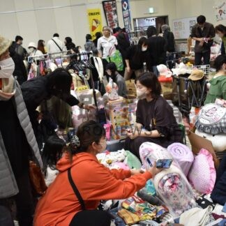 子育て世代を応援　フリマにぎわう【釧路市】(2025-12-01)