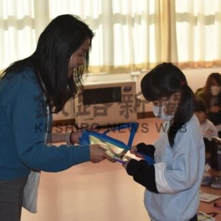 花咲小１年生に本贈呈　市図書館、セカンドブック事業で【根室市】(2025-12-02)