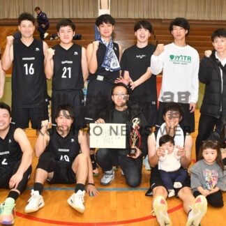 ＲＯＵＧＨＴＥＲＳ優勝　釧新杯バスケ　女子はＷＥＡＶＥ制す【釧路町】(2025-12-02)