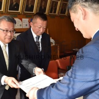 ホッキョクグマ舎を塗装工業組合整備　市が感謝状【釧路市】(2025-12-02)