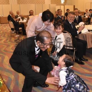 島本氏「皆さんに感謝」　釧路市民貢献賞、関係者ら祝福【釧路市】(2025-12-02)