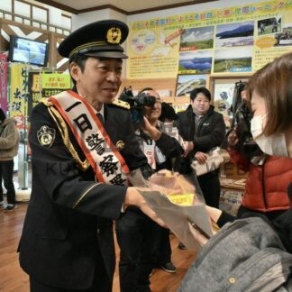 ワッキーさん一日警察署長に　父親の故郷で啓発【弟子屈町、標茶町】(2025-12-02)