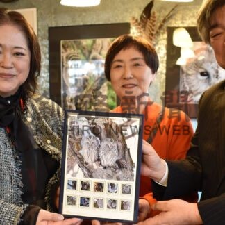 フクロウ切手販売開始　写真家・渡邊さん撮影　日本郵便道支社【釧路市】(2025-12-02)