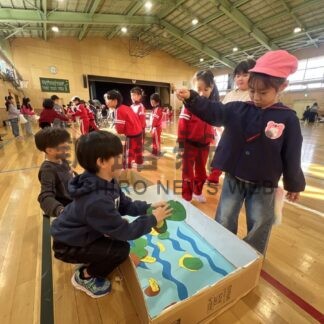 「ゲーム楽しい！」　昭和小児童と園児交流【釧路市】(2025-12-03)