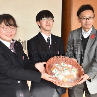 パプリカ煎餅 返礼品に採用　赤い羽根チャリティーセット事業、釧路鶴野支援学校高等部生徒２２人が製作【釧路市】(2025-12-06)