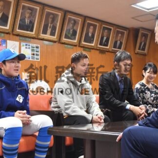樋口選手（鳥取西小６年）全日本へ日本ハムジュニア選出　釧路市長を表敬訪問【釧路市】(2025-12-07)