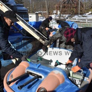 動物園遊具を塗装　釧路塗装工業協同組合青年部【釧路市】(2025-12-07)