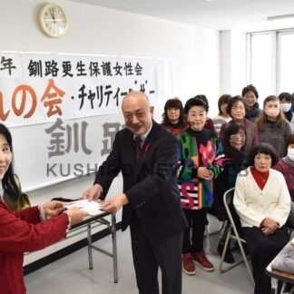 共同募金委と市社協へ寄付　釧路更生保護女性会【釧路市】(2025-12-09)