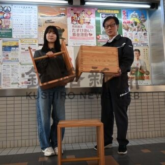 高専生製作の椅子設置　釧路産カラマツ使用、コア鳥取に３脚【釧路市】(2025-12-10)