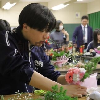 フラワーアレンジに挑戦　根室光洋中、３年生癒やす花育授業【根室市】(2025-12-11)