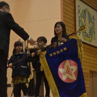 園児と児童ら校旗、園旗返還　羅臼小・幼、春松小・幼で閉校式　来年度以降統合、別れ惜しむ【羅臼町】(2025-12-12)