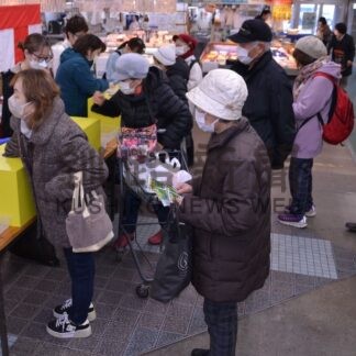 どんと市・駅西都ＳＡＬＥ開幕　釧路和商とたんちょう市場　恒例の富くじ抽選も【釧路市】(2025-12-13)