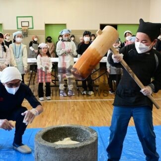 釧根で餅つき　元気よく_1(2025-12-14)