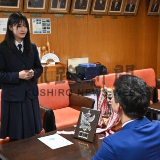 近江さん（釧路湖陵高２年）「全国優勝目指す」　英語スピーチコン出場【釧路市】(2025-12-16)