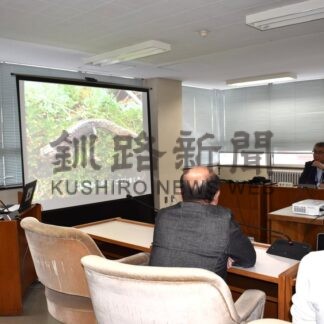 キタサンショウウオの保全と課題学ぶ　市議会の総務文教常任委【釧路市】(2025-12-17)