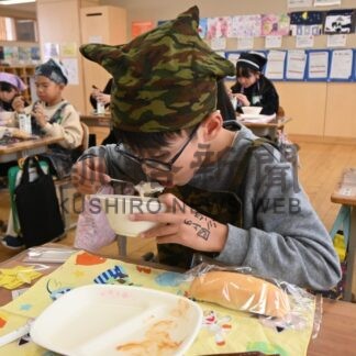 地元乳製品で給食提供　釧路地区の対策協寄贈、市内小中にクリームスープ【釧路市】(2025-12-17)