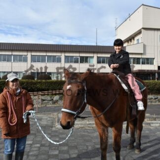 馬と暮らせる町ＰＲ　町有馬と記念撮影【標茶町】(2025-12-18)