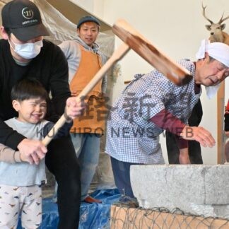 餅つき「楽しかった」　曙町内会が世代間交流【釧路町】(2025-12-19)