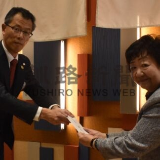 赤い羽根募金へ５万円を寄付 釧路ロータリーク【釧路市】(2025-12-20)