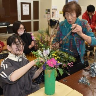 Ｘマスと正月を一つに　冬のいけばな体験会【釧路市】(2025-12-21)