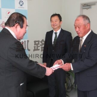 歳末たすけあいで義援金を寄付　技能士会【根室市】(2025-12-21)