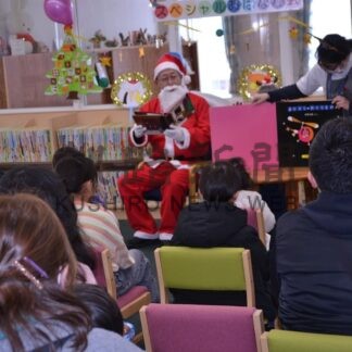 読み聞かせに笑顔　中央図書館クリスマスおはなし会【釧路市】(2025-12-21)