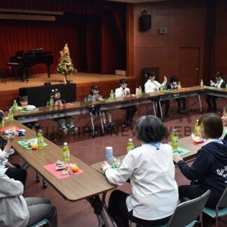 Ｘマス例会で演奏や手品披露　ガールスカウト道第９団【釧路市】(2025-12-22)