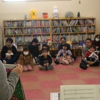 絵本と音楽コラボ、子供たちくぎ付け【白糠町】(2025-12-24)