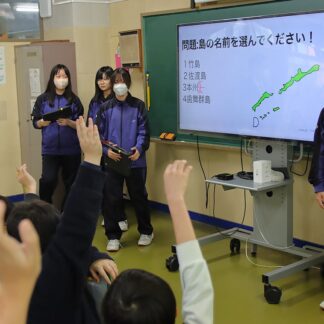 北方領土クイズで学ぶ　柏陵中生、北斗小児童に解説【根室市】(2025-12-26)
