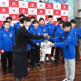 ブルースターズ国際大会へ　ＪＡＬが出発セレモニー【釧路市】(2025-12-27)