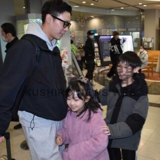 家族との再会に笑顔　釧路空港、帰省ラッシュ始まる【釧路市】(2025-12-28)