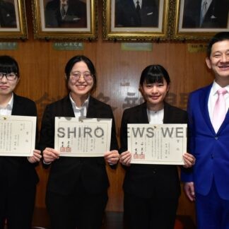 道教大釧路校 ３人入賞　学校茶道エッセイ 市長に受賞報告【釧路市】(2025-12-29)