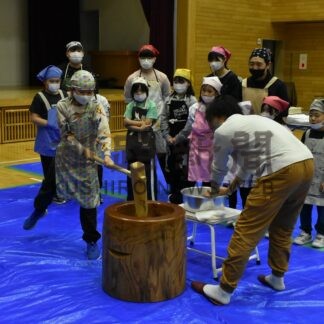地域の子供と大人交流　中茶安別小中もちつき大会【標茶町】(2025-12-30)