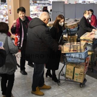 新春初売り活気あふれる　「福カート」２０分で完売、イオン釧路店【釧路町】(2026-01-04)