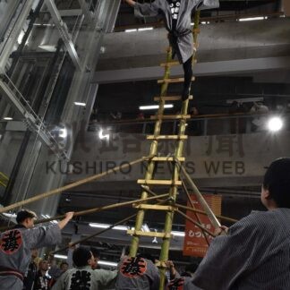 若鳶会、はしご乗り技披露　ＭＯＯで出初め式【釧路市】(2026-01-04)