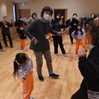 園児とお遊戯で交流　市女性セミナー、受講生ら教養深める【根室市】(2026-01-21)