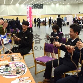 地元の仕事知識広げる　高校生対象、釧路で企業展示会　趣向凝らした職業体験も【釧路市】(2026-01-23)