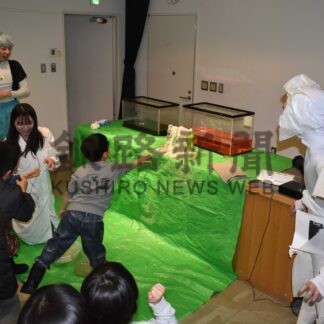 多彩な実験子供ら歓声　教育大生がサイエンスショー【釧路市】(2026-01-26)