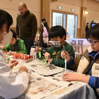 科学実験や読み聞かせ楽しむ　冬のぱるまつり、家族連れでにぎわう【標津町】(2026-01-27)