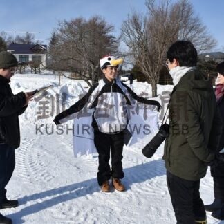 観光客にタンチョウ解説　標茶高生ガイド実習、手作り資料やクイズで(2026-01-27)
