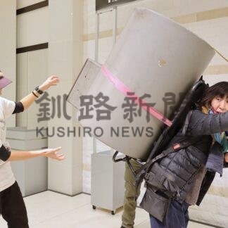 人工巣箱背負い「重い」　シマフクロウ保護に理解【根室市】(2026-01-28)