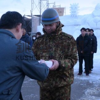 氷雪像制作団体を激励　鶴間市長、くしろ冬まつり会場で【釧路市】(2026-02-03)