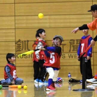 ティーボール楽しい！　軟野連釧路支部が体験会　園児ら参加、競技普及図る　１５日も、参加受け付け【釧路市】(2026-02-04)