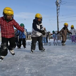 手作りリンクに笑顔 　さくら保育園、児童らスケート【釧路町】(2026-02-06)