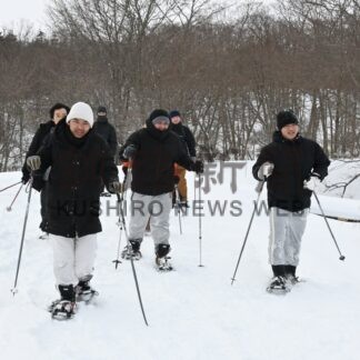 スノーシューに挑戦　岩谷学園生が冬の実習【標津町】(2026-02-06)