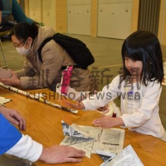 新聞かぶと作りに笑顔　冬まつりワンダーランド【釧路市】(2026-02-08)