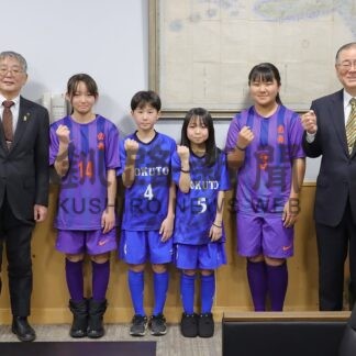 根室女子選抜　全国へ８人制サッカー、市役所で健闘誓う【根室市】(2026-02-13)