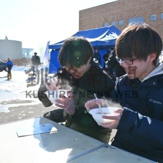 地元グルメに長蛇の列　ウィンターマルシェにぎわう【別海町】(2026-02-14)